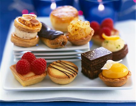 petit fours - Auswahl an süßen Köstlichkeiten Stockbilder - Lizenzpflichtiges, Bildnummer: 825-06046473