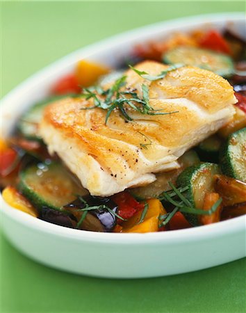 eggplant - Piece of hake with summer vegetables Foto de stock - Con derechos protegidos, Código: 825-06046486