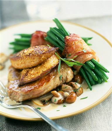 Veal Grenadin with foie gras,bundles of green beans Stock Photo - Rights-Managed, Code: 825-06046523