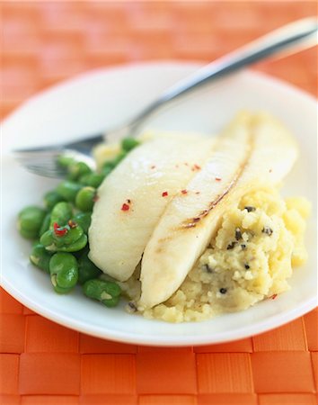 simsearch:652-03803238,k - Empereur fillet ,mashed potatoes with truffles and broad beans Foto de stock - Con derechos protegidos, Código: 825-06046583