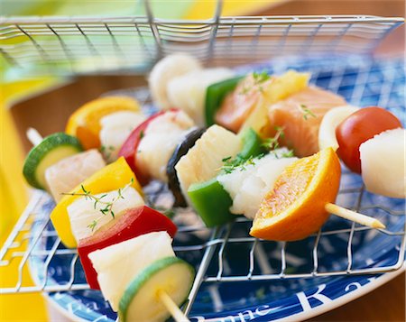 simsearch:825-05988050,k - Brochettes de légumes et de poisson blanc Photographie de stock - Rights-Managed, Code: 825-06046599