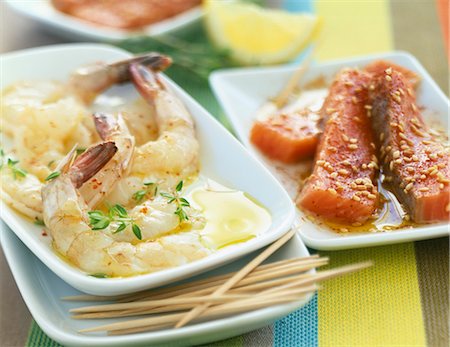 simsearch:825-06046540,k - Gambas marinated in oil with thyme and salmon marinated in oil with sesame seeds Fotografie stock - Rights-Managed, Codice: 825-06046590