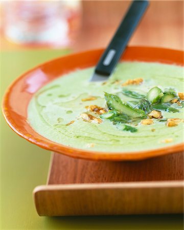 simsearch:825-05988664,k - Cream of asparagus soup with crushed walnuts Foto de stock - Direito Controlado, Número: 825-06046591