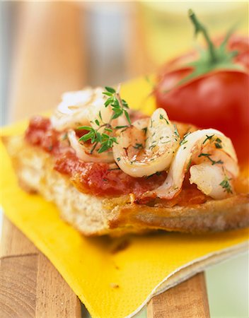 simsearch:825-05814687,k - Crevettes, tomates et thym sandwichs Photographie de stock - Rights-Managed, Code: 825-06046619