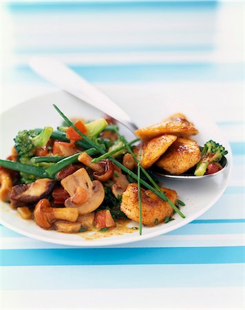 pan fried salmon with vegetables - Pan-fried salmon cheeks with mushrooms and paprika Stock Photo - Rights-Managed, Code: 825-06046623