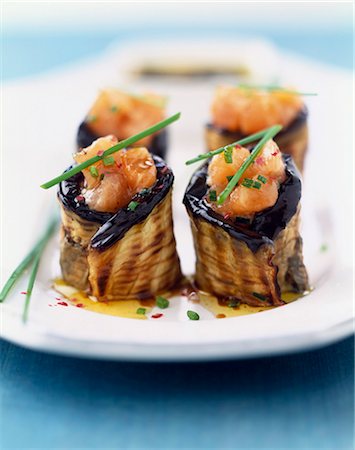 simsearch:825-06046540,k - Eggplant and salmon makis Fotografie stock - Rights-Managed, Codice: 825-06046637