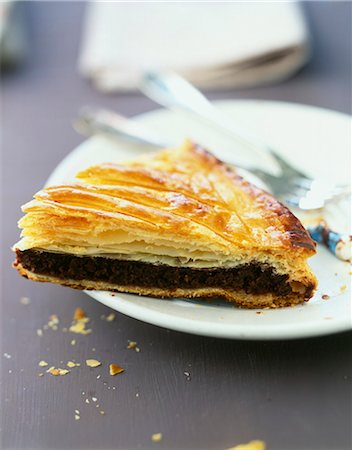 Frangipane and chocolat Galette des rois Fotografie stock - Rights-Managed, Codice: 825-06046737