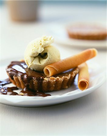 Chestnut tartlet with chocolate sauce and vanilla ice cream Foto de stock - Con derechos protegidos, Código: 825-06046733