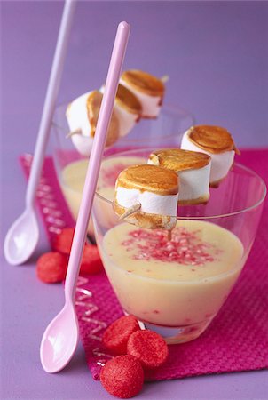 simsearch:825-06818108,k - Strawberry Tagada custard and caramelized marshmallows brochettes Foto de stock - Con derechos protegidos, Código: 825-06046812