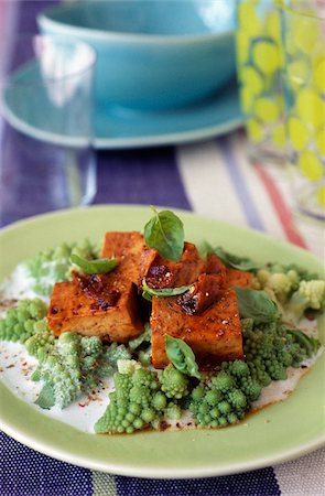 salsa de soja - Caramélisé au tofu, lait de coco, chou romanesco et soja sauce Photographie de stock - Rights-Managed, Code: 825-06046830