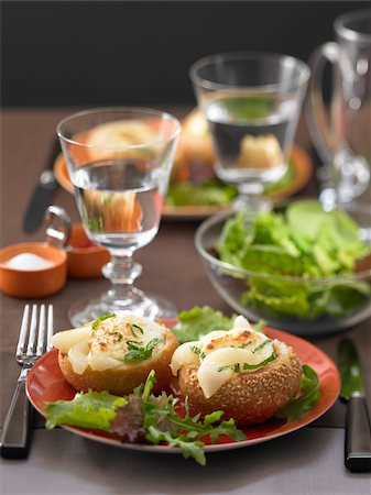 simsearch:652-03800889,k - Pommes de terre farcies au fromage et salade Photographie de stock - Rights-Managed, Code: 825-06046949