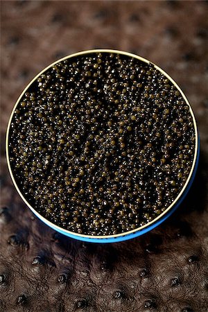 simsearch:825-05985363,k - Boîte de caviar Osciètre impérial Photographie de stock - Rights-Managed, Code: 825-06046959