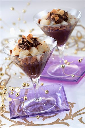 simsearch:825-05812336,k - Chocolate and pear dessert Foto de stock - Con derechos protegidos, Código: 825-06046993