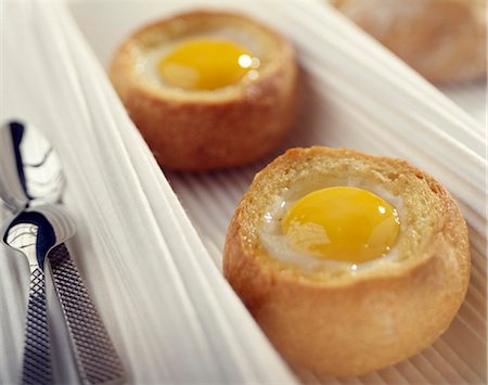 simsearch:825-07077747,k - Coodled eggs in small round breads Foto de stock - Direito Controlado, Número: 825-06047098