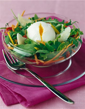 escalfado - Paoched egg and thiny sliced vegetable salad Foto de stock - Con derechos protegidos, Código: 825-06047139