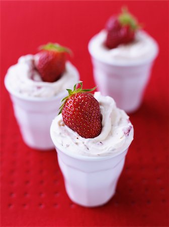 Cream of mascarpone with strawberries Foto de stock - Con derechos protegidos, Código: 825-06047172