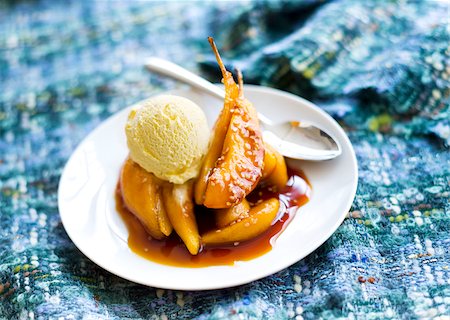 simsearch:652-05807502,k - Caramelized pears with a scoop of vanilla ice cream Foto de stock - Con derechos protegidos, Código: 825-06047198