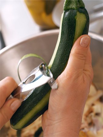 simsearch:825-06047515,k - Peeling a zucchini Foto de stock - Direito Controlado, Número: 825-06047547