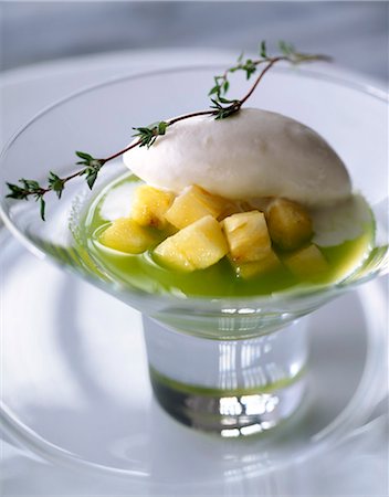 Cream of kiwi soup with diced pineapple and thyme-flavored ice cream Foto de stock - Con derechos protegidos, Código: 825-06047553