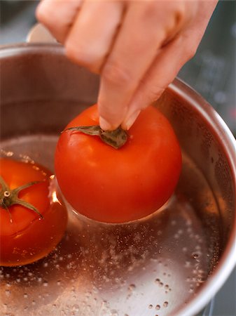 simsearch:825-06047515,k - Putting the tomatoes into a saucepan of boiling water Foto de stock - Direito Controlado, Número: 825-06047568