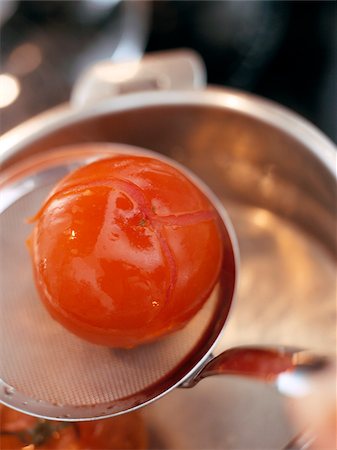 simsearch:825-06047515,k - Taking the tomatoes out of the boiling water Foto de stock - Direito Controlado, Número: 825-06047570
