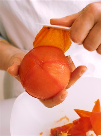 simsearch:825-06047515,k - Peeling a tomato Foto de stock - Direito Controlado, Número: 825-06047571