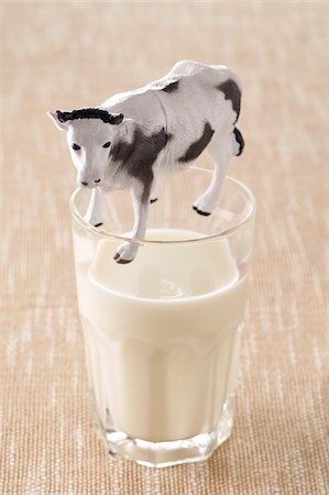 simsearch:652-03804570,k - Glass of milk and cow figurine Stock Photo - Rights-Managed, Code: 825-06047591