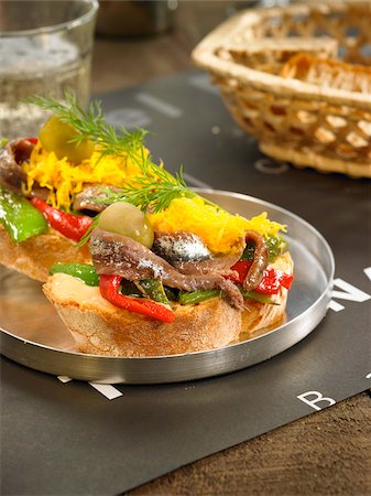 simsearch:825-06047697,k - Anchois et poivrons open sandwich Photographie de stock - Rights-Managed, Code: 825-06047697