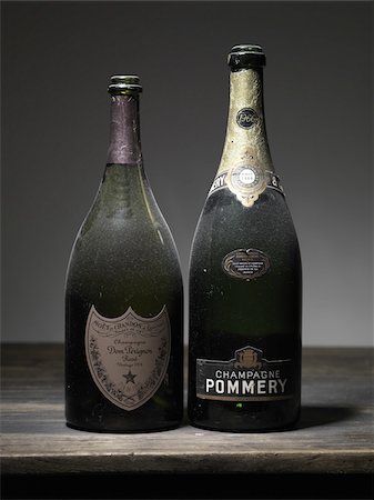 staubig - Zwei Flaschen Champagner Stockbilder - Lizenzpflichtiges, Bildnummer: 825-06047775