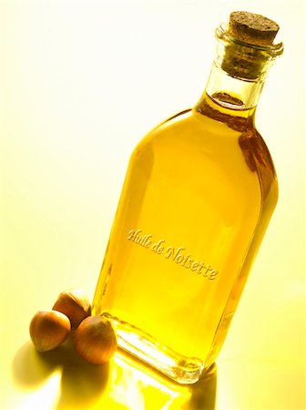 simsearch:652-03803879,k - Bottle of hazelnut oil Foto de stock - Direito Controlado, Número: 825-06047819