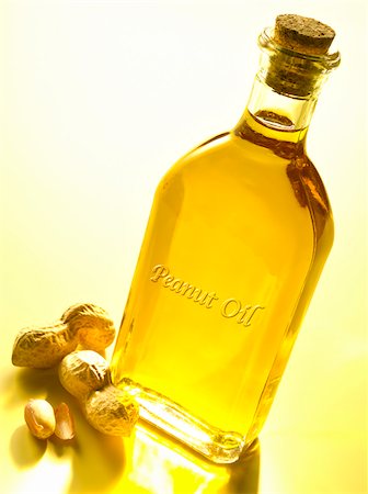 simsearch:652-03803879,k - Botlle of peanut oil Foto de stock - Direito Controlado, Número: 825-06047826