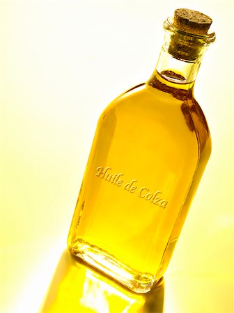 Bottle of rapeseed oil Foto de stock - Con derechos protegidos, Código: 825-06047829