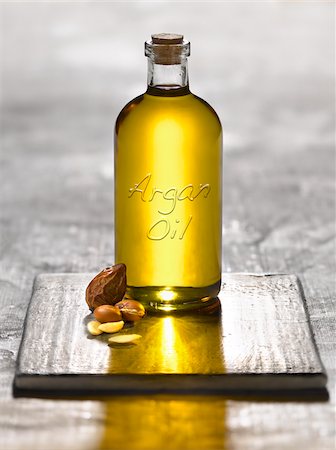 simsearch:652-03803879,k - Bottle of argan oil and argan nuts Foto de stock - Direito Controlado, Número: 825-06047838