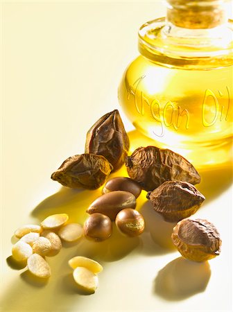 simsearch:825-05812829,k - Flasche Arganöl und Argan-Nüsse Stockbilder - Lizenzpflichtiges, Bildnummer: 825-06047840