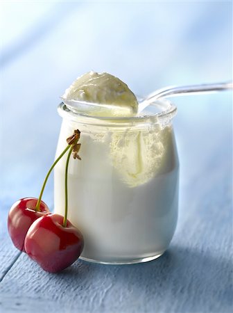 simsearch:825-05991066,k - Open yoghurt in a glass pot and cherries Fotografie stock - Rights-Managed, Codice: 825-06047858