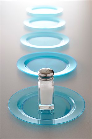 salad ingredients - Saltceller and a row of blue plates Foto de stock - Con derechos protegidos, Código: 825-06047979