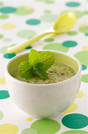 simsearch:825-06315305,k - Cucumber and mint soup Foto de stock - Direito Controlado, Número: 825-06047982