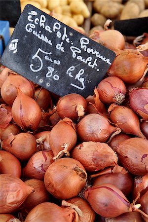 simsearch:825-06045784,k - Shallots on a vegetable stall Stock Photo - Rights-Managed, Code: 825-06048117