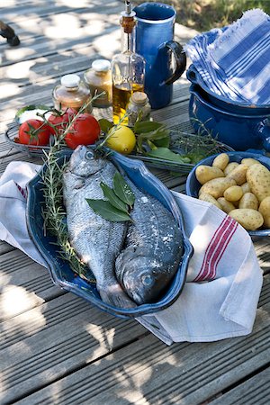 simsearch:825-05812831,k - Sea bream with herbs Foto de stock - Con derechos protegidos, Código: 825-06048165