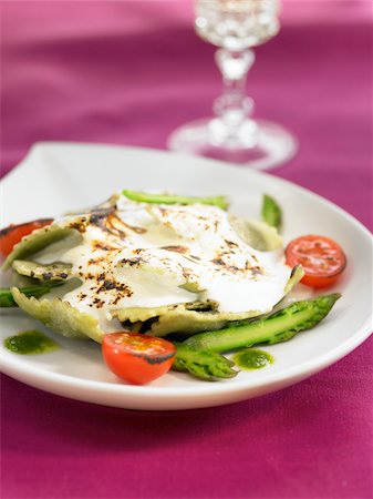 ravioli - Raviolis aux légumes fromage crémeux Garni-plat Photographie de stock - Rights-Managed, Code: 825-06048295