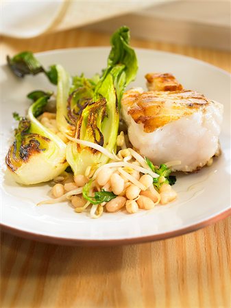 simsearch:825-06048876,k - Monkfish with white beans,chinese cabbage and beansprouts Foto de stock - Con derechos protegidos, Código: 825-06048415