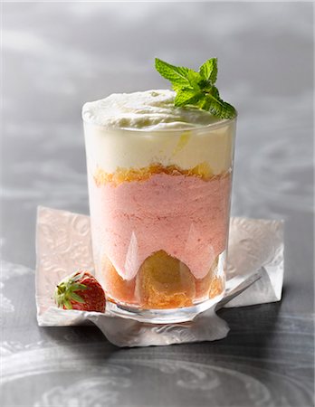 simsearch:825-05990759,k - Bagatelle aux fraises Verrine Photographie de stock - Rights-Managed, Code: 825-06048479