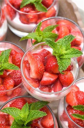 simsearch:825-06816273,k - Fromage Blanc mit Erdbeeren Stockbilder - Lizenzpflichtiges, Bildnummer: 825-06048583