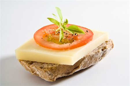 simsearch:825-06047622,k - Sliced cheese and tomato on bread Foto de stock - Con derechos protegidos, Código: 825-06048605