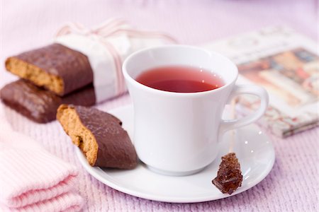simsearch:825-06048597,k - Tasse de thé rouge avec biscuits enrobées de chocolat Photographie de stock - Rights-Managed, Code: 825-06048610