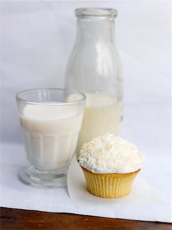 Muffin de noix de coco Photographie de stock - Rights-Managed, Code: 825-06048657