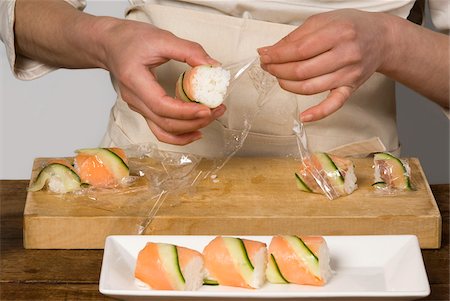 simsearch:825-06316677,k - Cook, Lachs und Gurke Makis vorbereiten Stockbilder - Lizenzpflichtiges, Bildnummer: 825-06048734