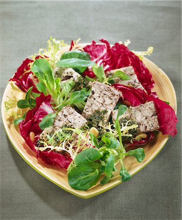 simsearch:652-03803176,k - Tofu, noix de pin et salade d'olives Photographie de stock - Rights-Managed, Code: 825-06048756