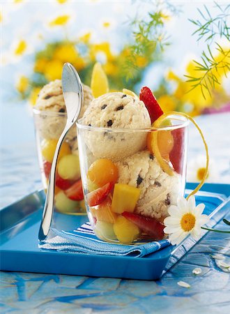 Vanilla and cookie ice cream with fresh fruit Fotografie stock - Rights-Managed, Codice: 825-06048869