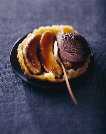 Frécinettes Tatin with dark chocolate ice cream Stock Photo - Rights-Managed, Code: 825-06048923